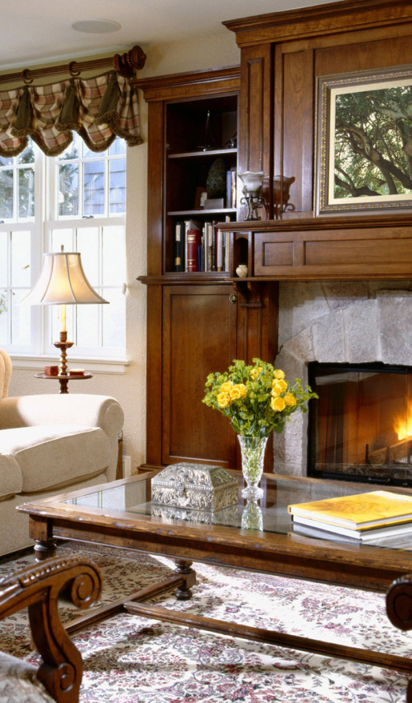 Интерьер зала с камином