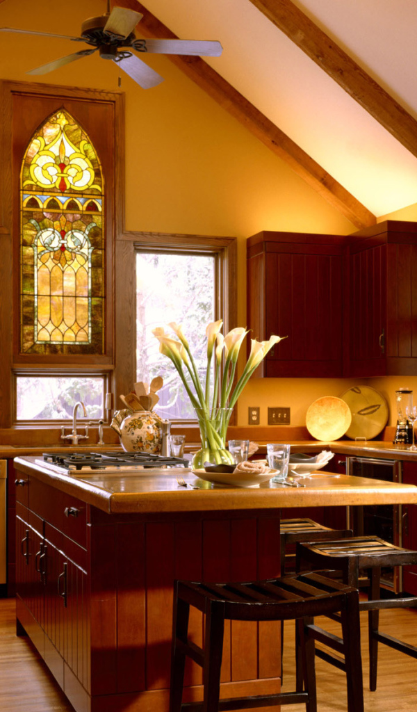 Кухня с витражом