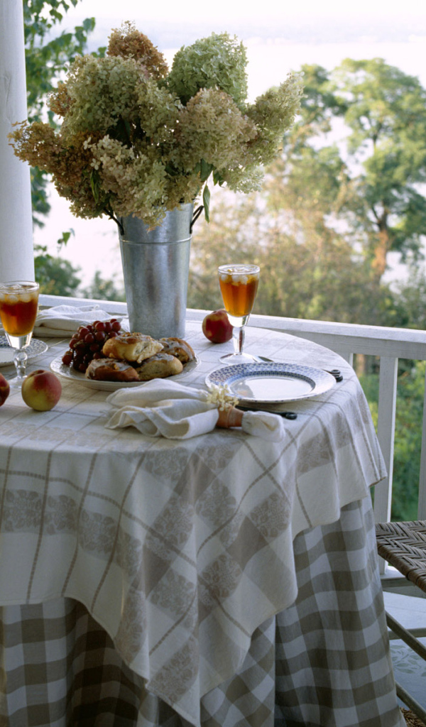 Столик на балконе