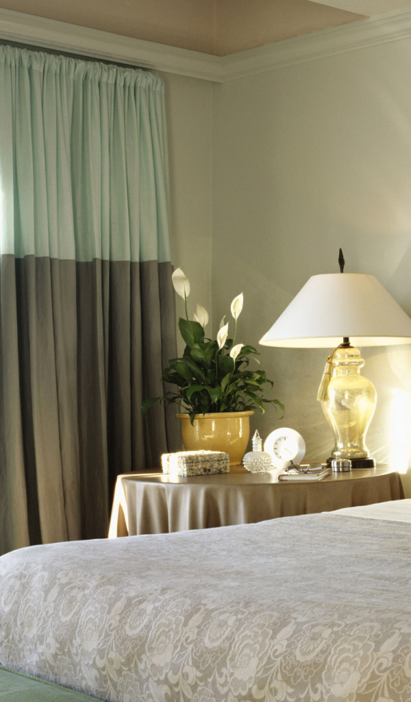 Двухцветные шторы в спальне