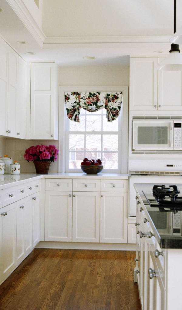 Кухня в белых тонах