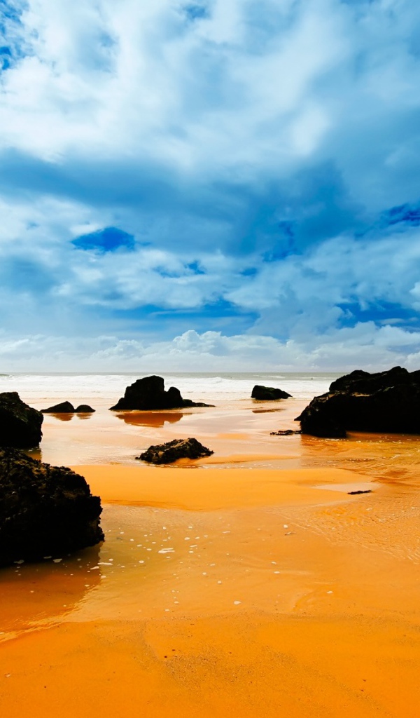 Камни на берегу