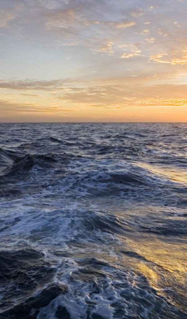 Глубокое синее море на закате