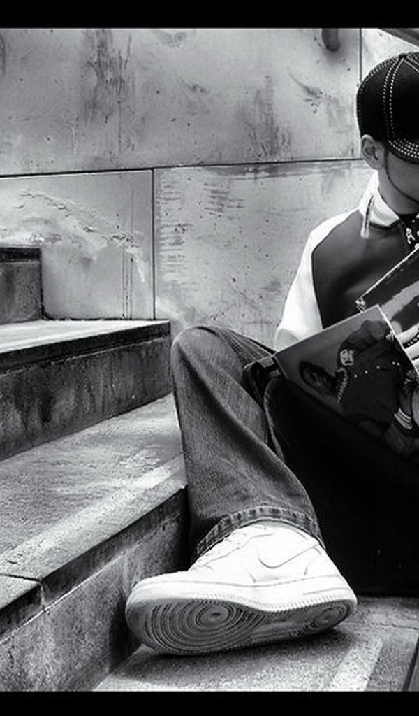 Парень с пластинкой