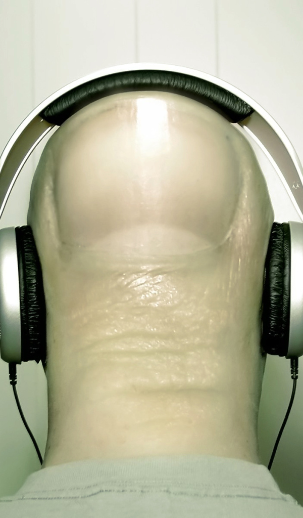 Наушники на голове пальце