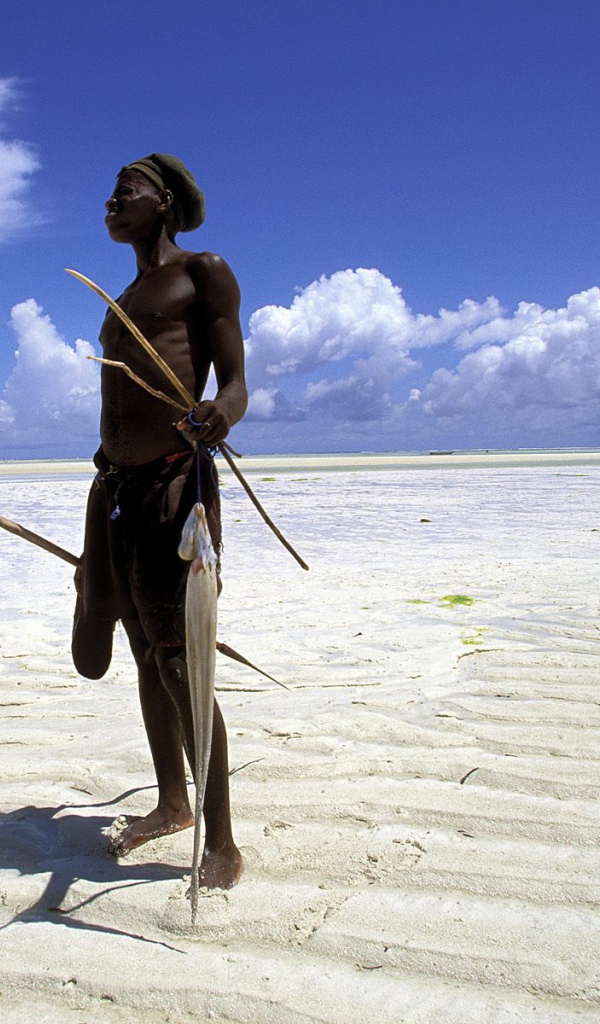 Рыбак на Берегу в мелкой воде / Занзибар / Танзания / Африка