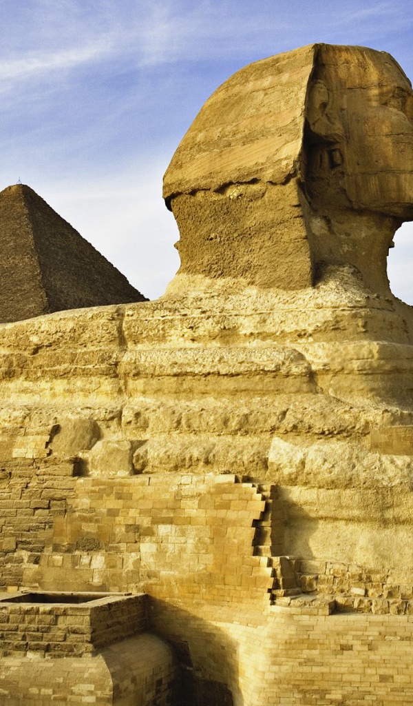 Сфинкс и пирамида