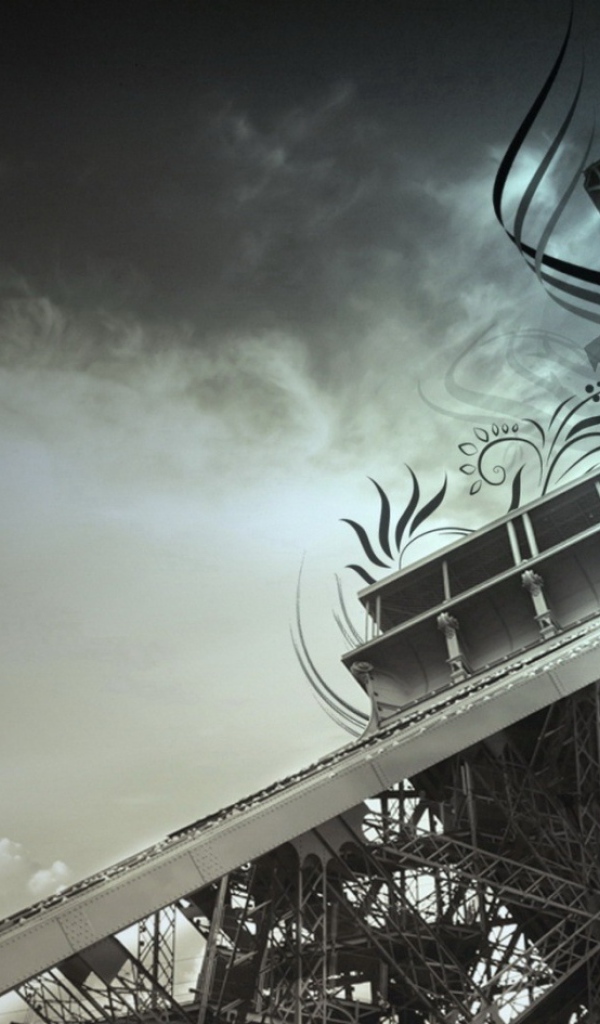 Эйфелева башня в облаках