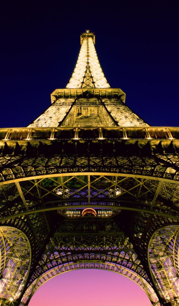 Вид снизу на башню