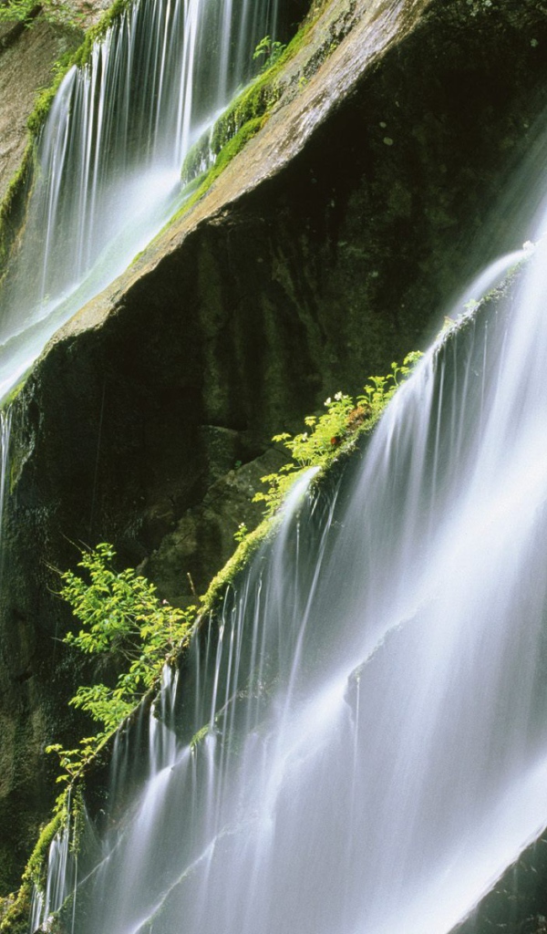 Льющаяся каскадом вода