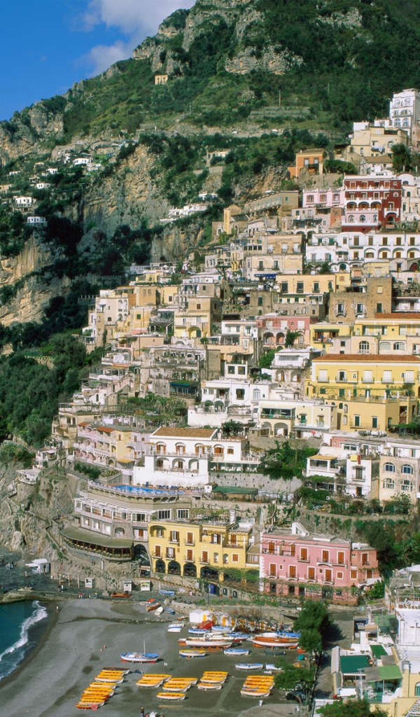 Город на склоне горы, Италия