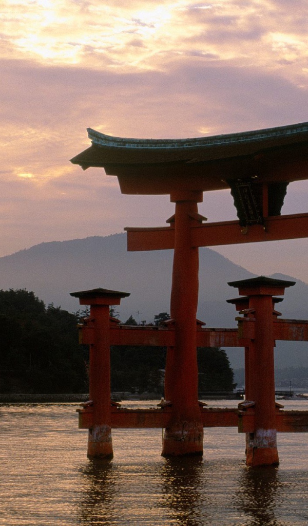 Святыня Miyajima на Закате, Японии