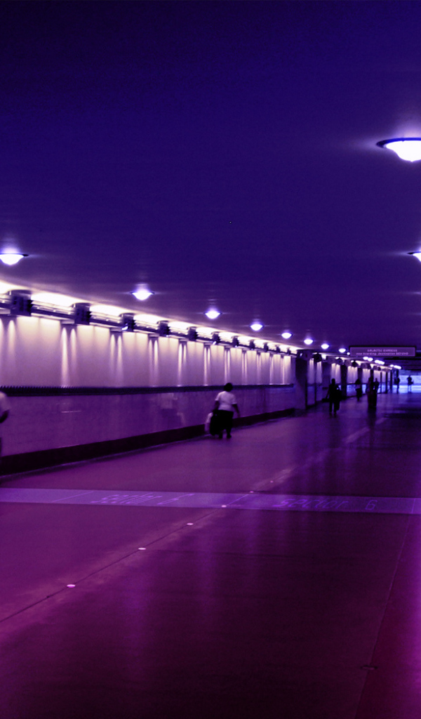 Перед следующей остановкой в метро