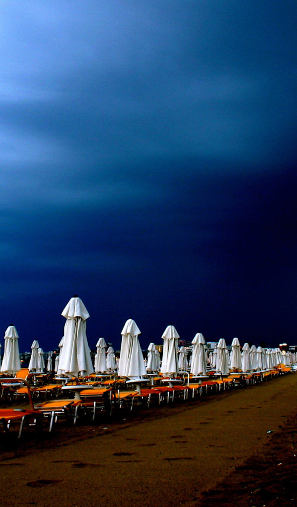 Пивные палатки в шторм