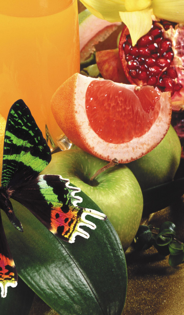 Маленькая бабочка на фруктах