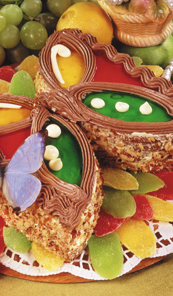 Бабочка на пироге