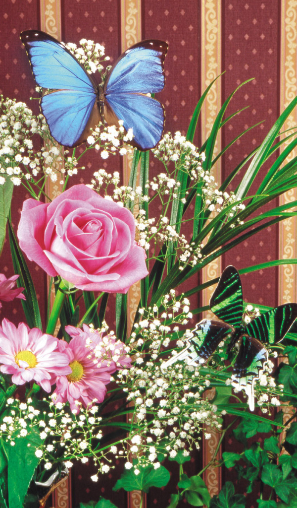 Бабочка на букете цветов