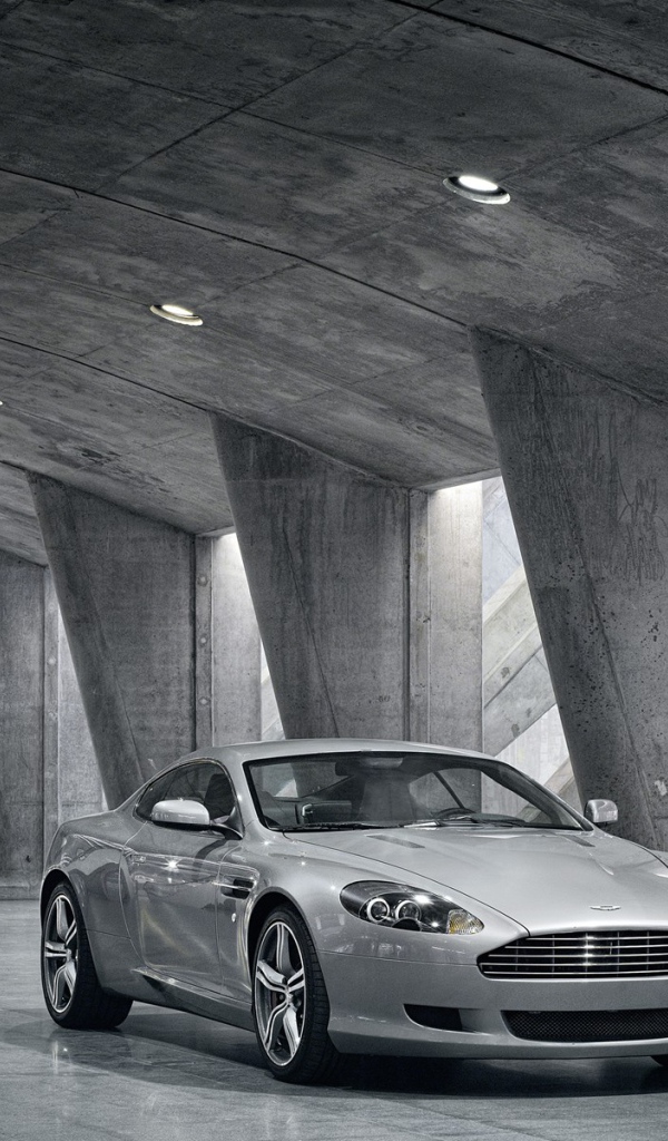 Шикарный Aston Martin