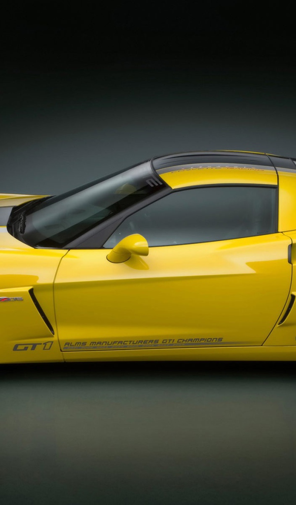 Желтый спорткар