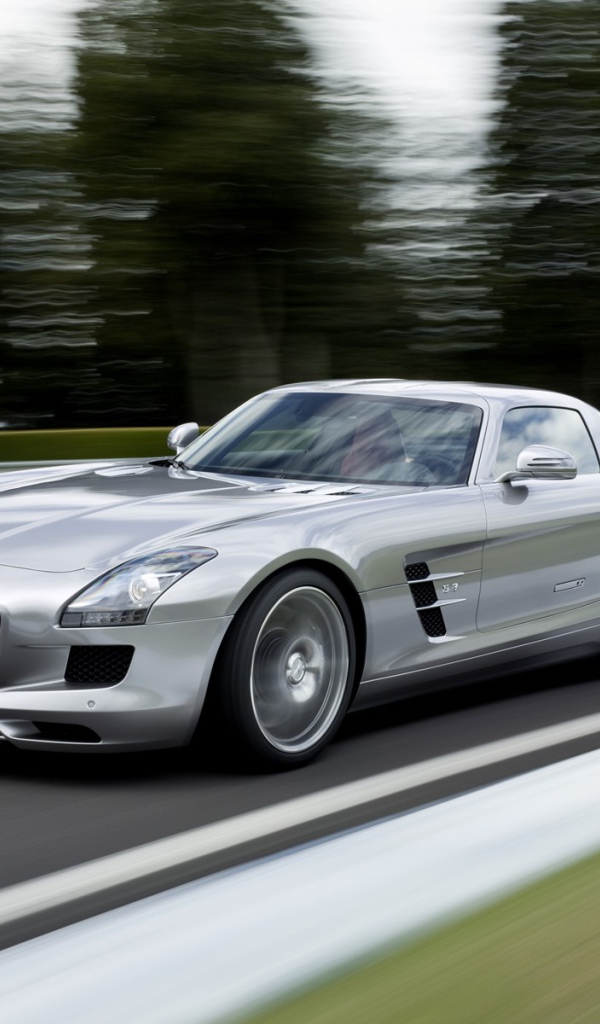 Авто Мерседес на дороге