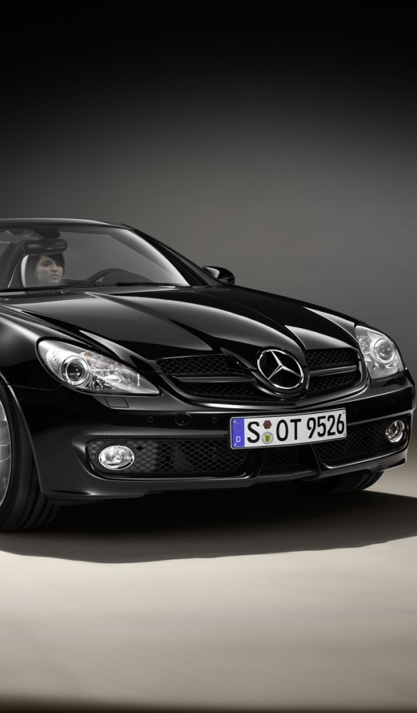 Девушка за рулем Мерседеса