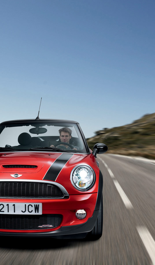 За рулем новенького Mini