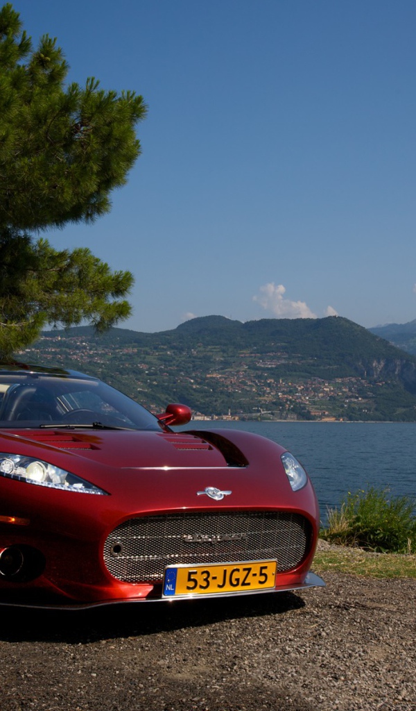 Красивый автомобиль у воды