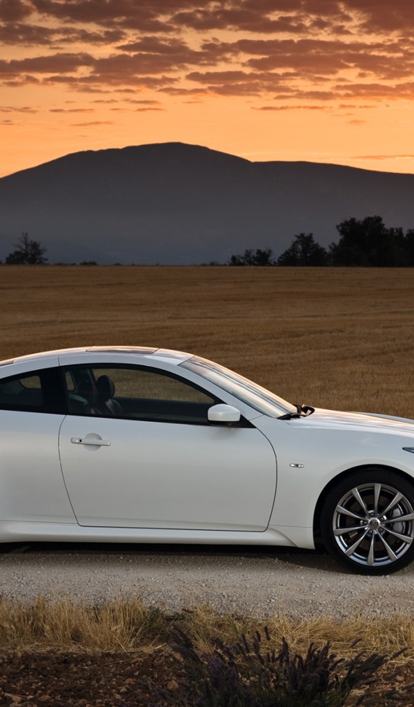 Белая автомашина