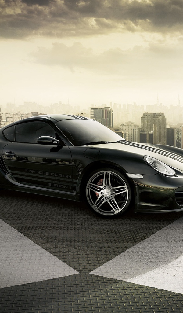 Спортивный авто на крыше здания