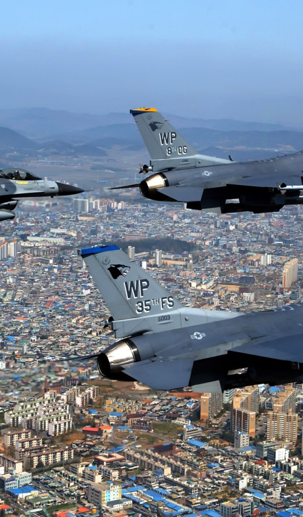 Военная авиация / полет над городом