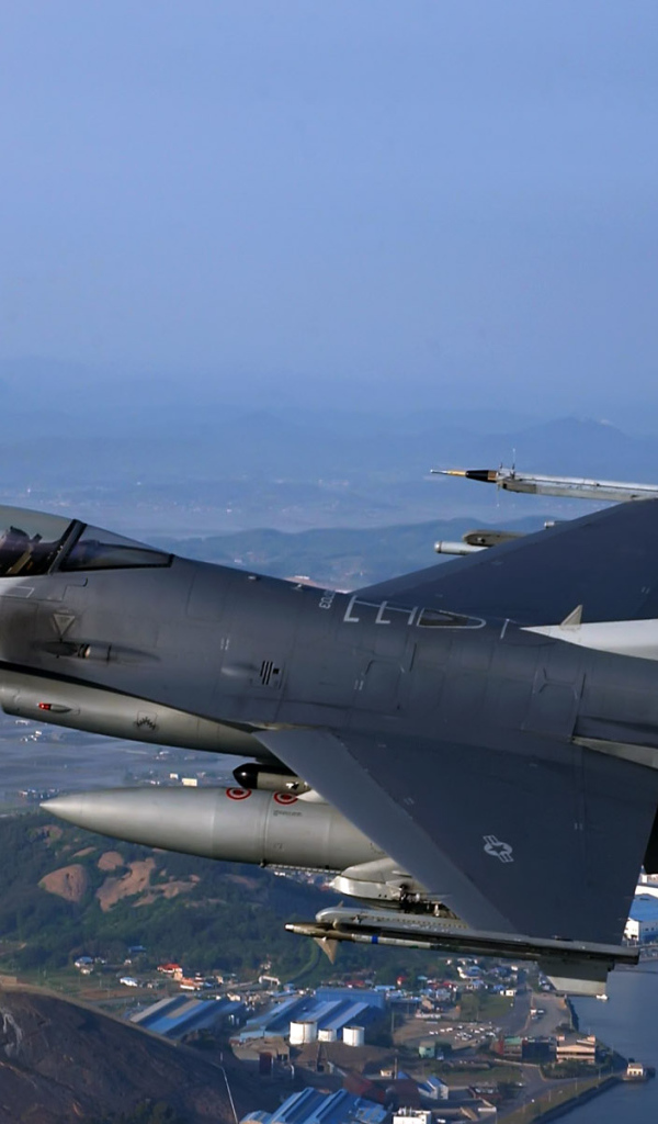 Военная авиация / в облаках над городом