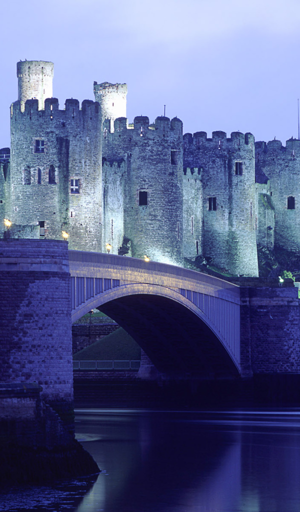 Замок возле реки