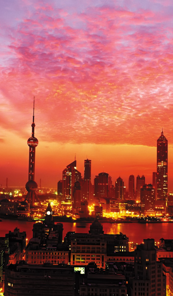 Багровое небо над городом