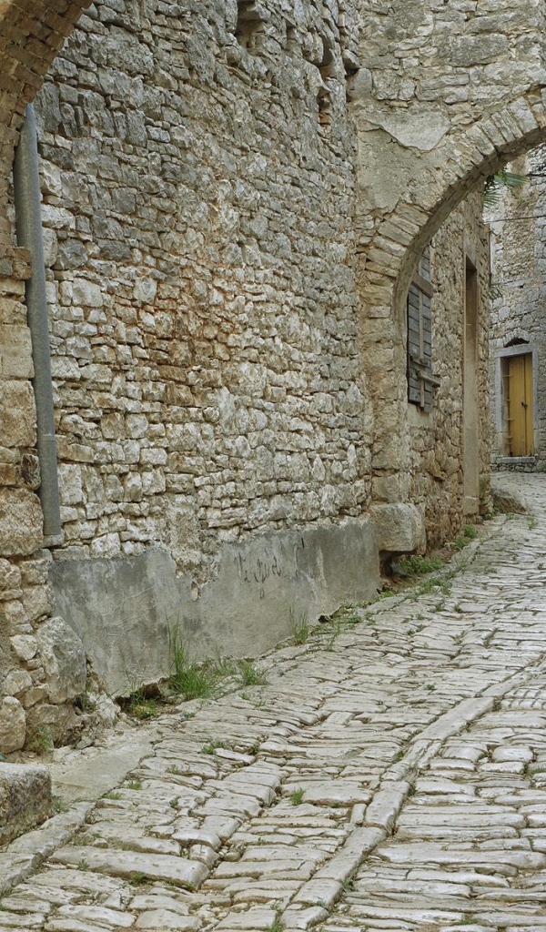 Узкая улочка старого города