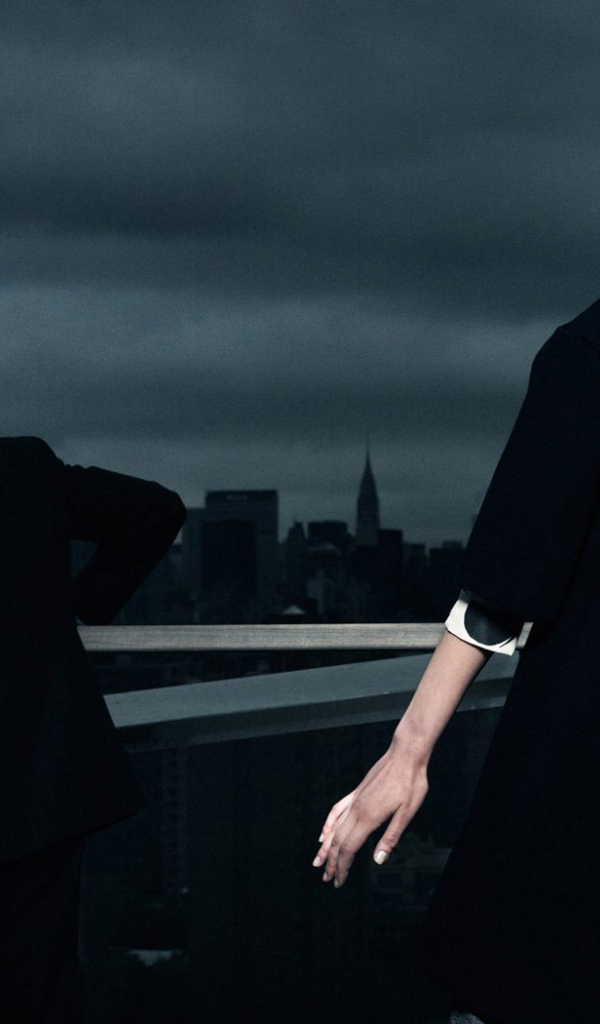 За нами следят