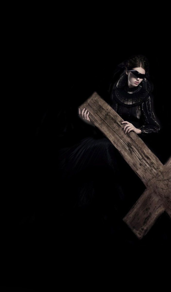 Дама с крестом