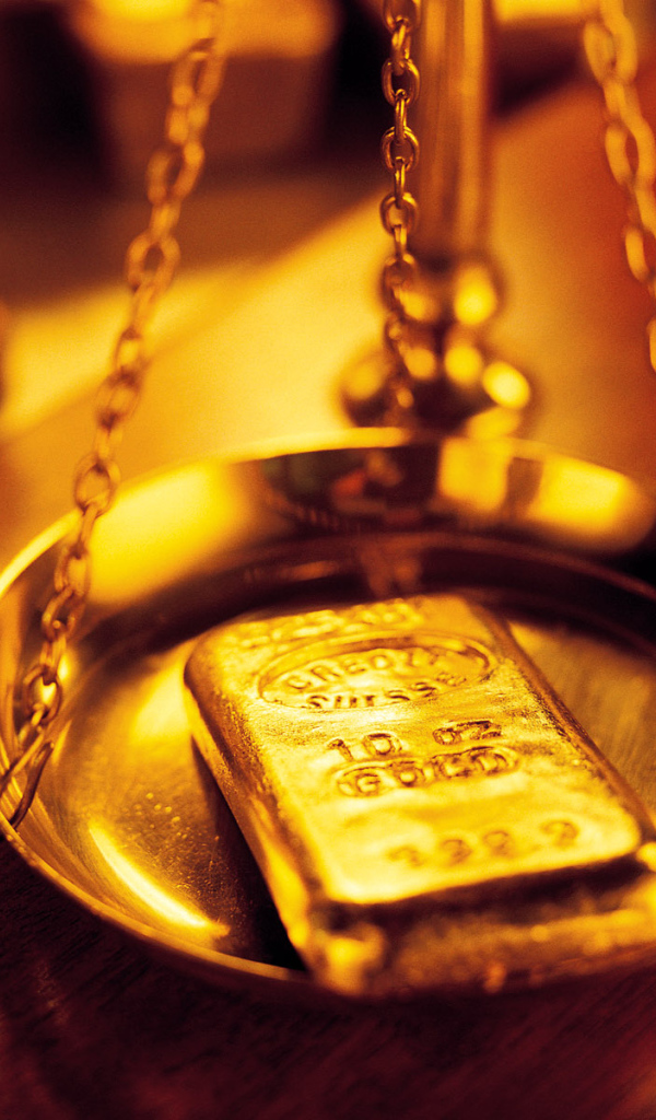 Золотой слиток на весах