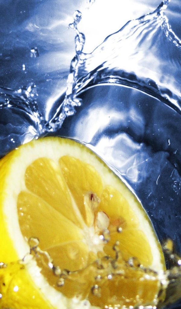 Лимон в воде