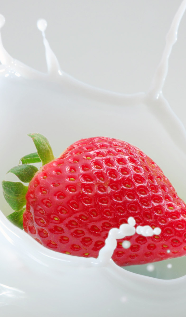 Клубника в молоке