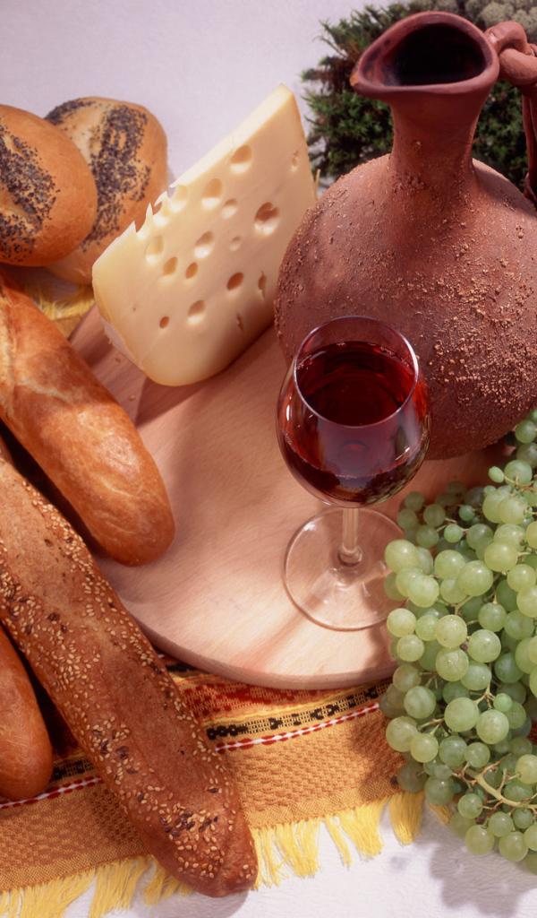 Французские булочки с сыром и вином