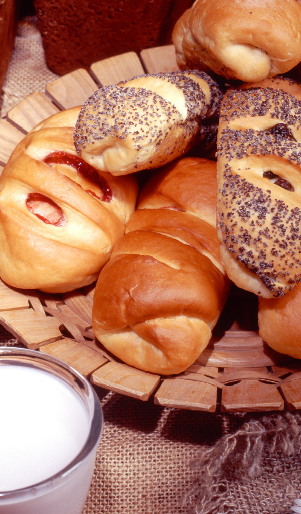 Сладкие булочки с молоком