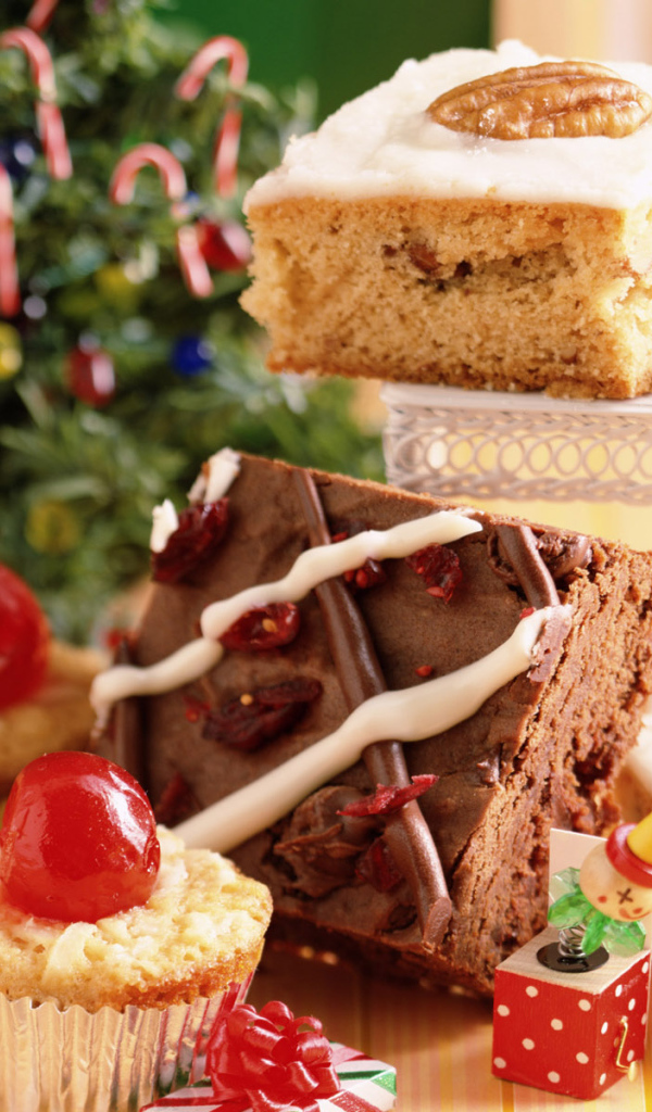 Пирожное и кусочки сладкого пирога