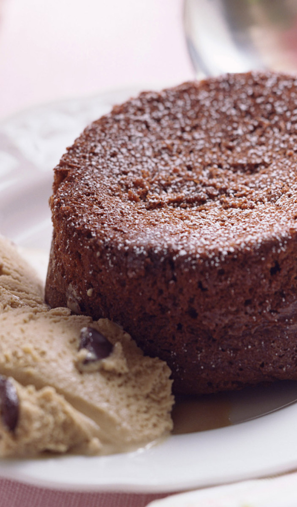 Вкусное шоколадное пирожное