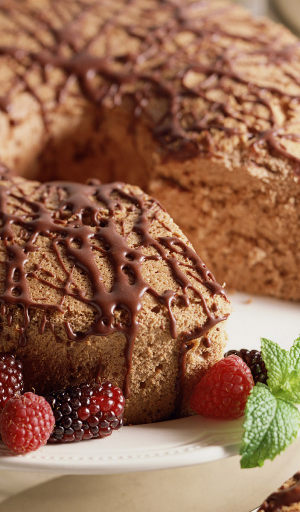 Шоколадный пирог и ягоды