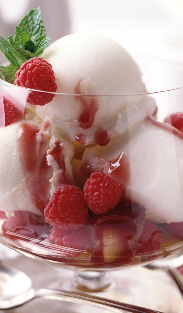 Десерт с малиной