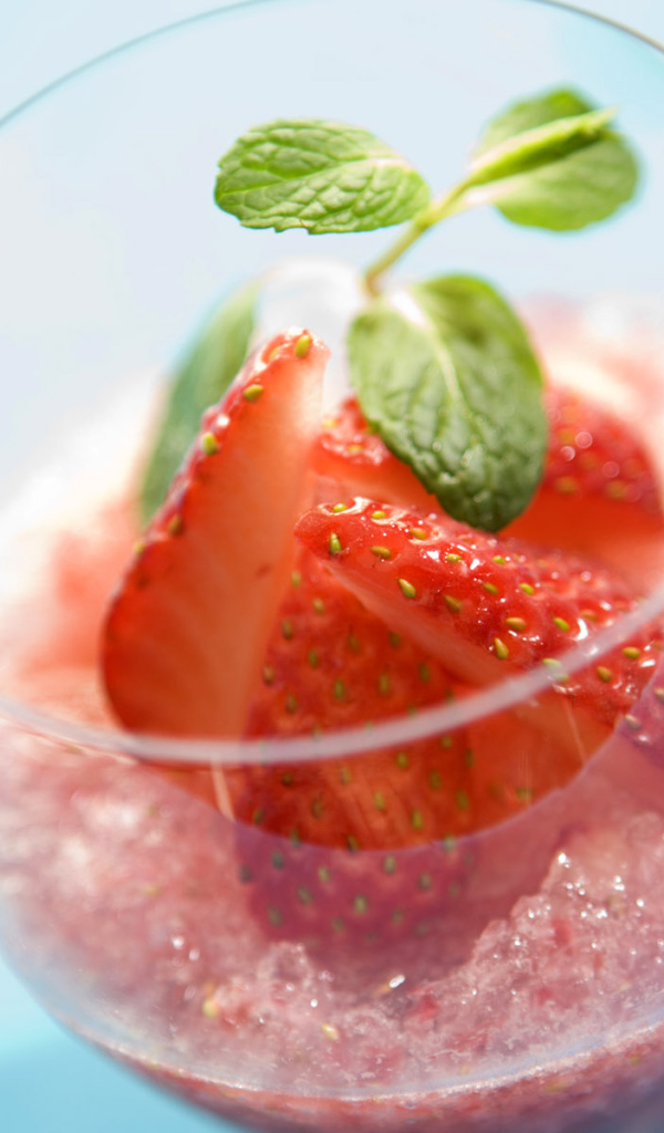 Мороженое с клубникой