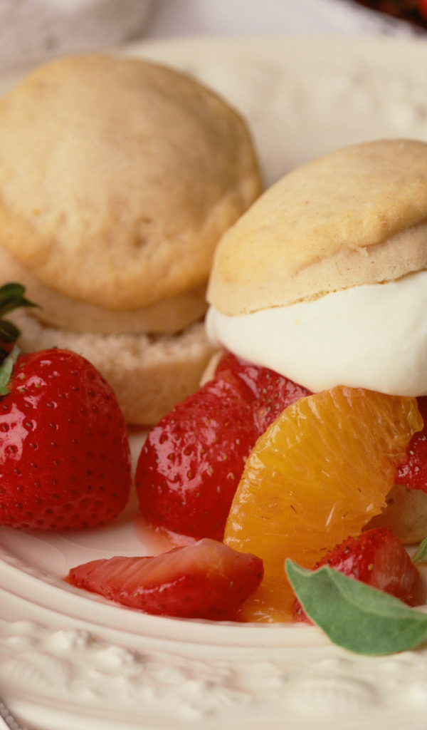 Бутерброд с клубникой и сливками