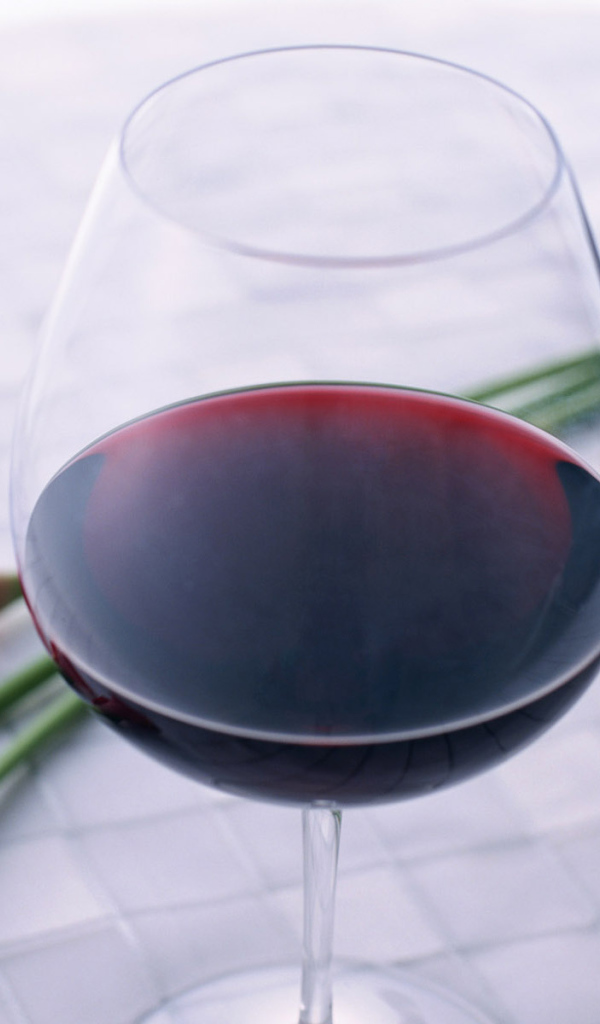 Бокал вина на столе