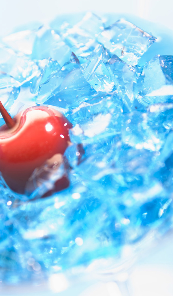 Вишня в напитке