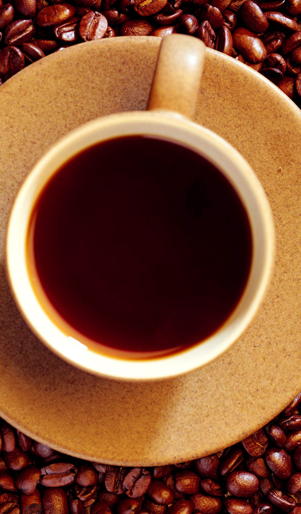 Кофейные зерна и чашка кофе